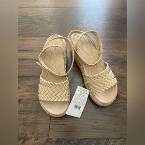 Women’s Brooklyn Woven Ankle Strap Crocs Size 9